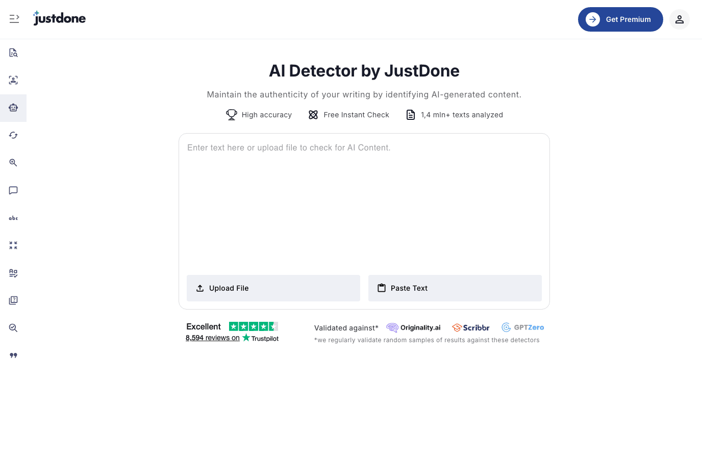 Page du détecteur d'IA de JustDone avec les options de téléchargement de fichier et de collage de texte